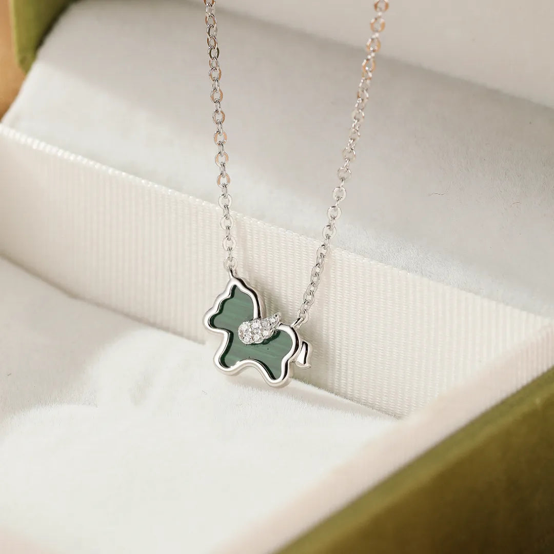 Collier "Liberté Douce" en argent avec un pendentif cheval en malachite serti de petits diamants blancs, présenté dans un écrin.