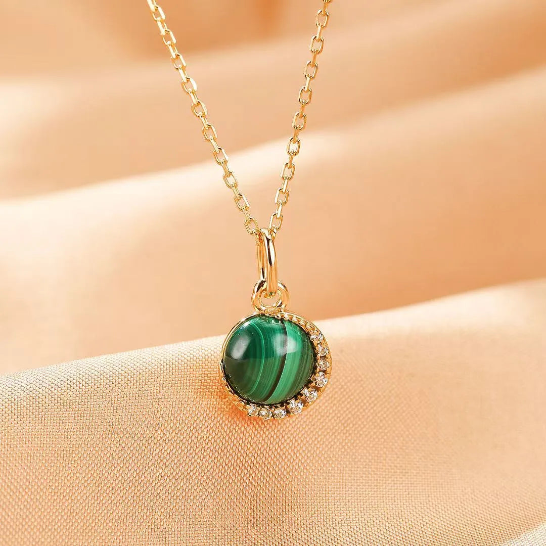 Collier "Halo Éclatant" en argent doré or avec une pierre de malachite centrale ornée d'une auréole de petits diamants scintillants.