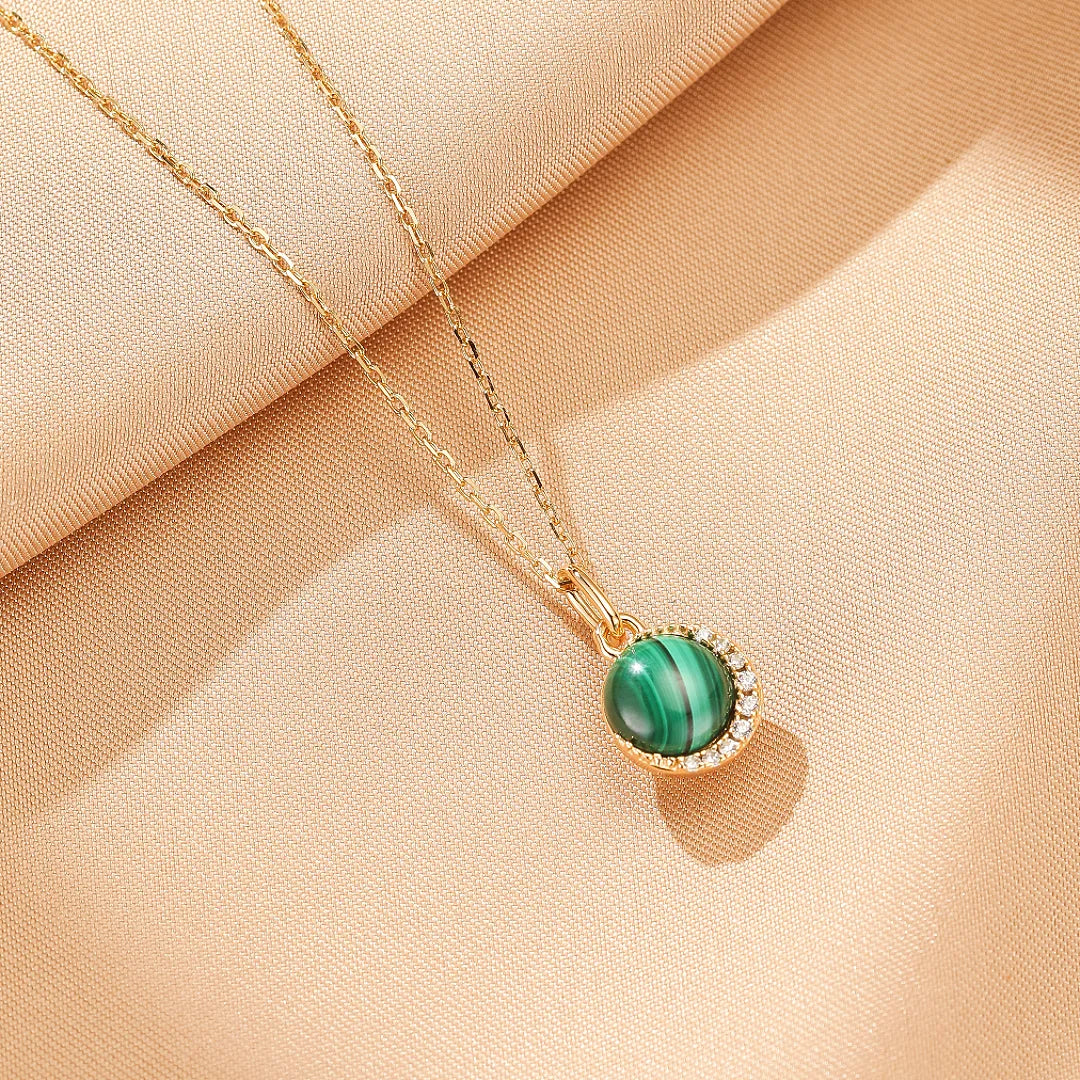 Collier "Halo Éclatant" en argent doré or avec une pierre de malachite ronde et un halo de zircons scintillants.