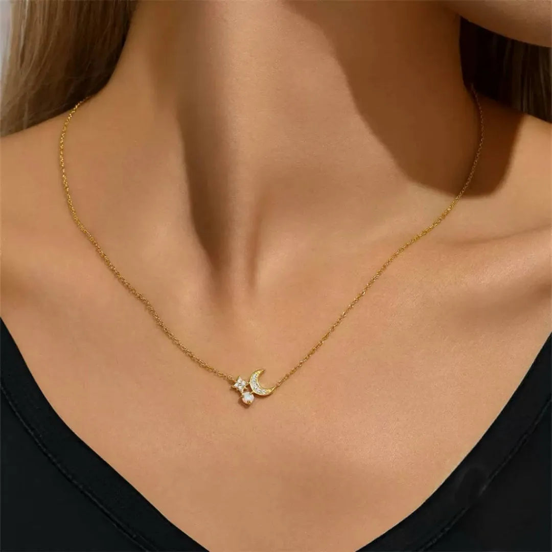 Un collier délicat en argent doré or 18 carats, orné d'un pendentif en forme de croissant de lune serti de zirconium et d'une étoile scintillante.
