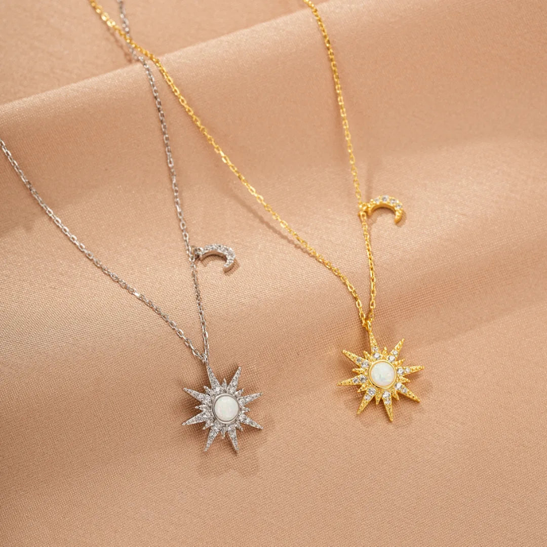 Deux colliers en argent et plaqué or avec pendentif étoile en opale et lune sertie de cristaux.