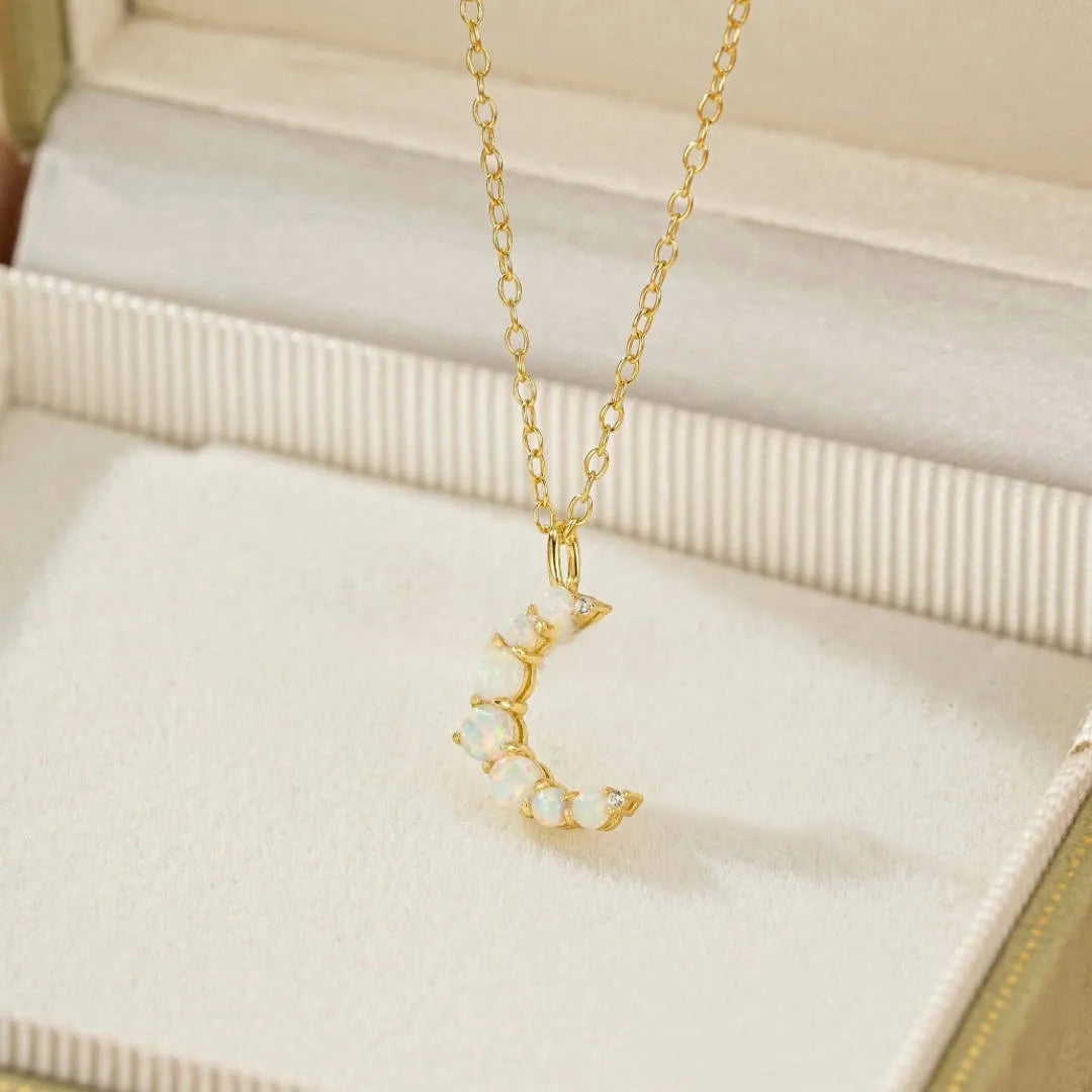 Collier "Lune Douce" en argent doré or 18 carats avec des opales et un petit diamant serti en forme de croissant de lune.