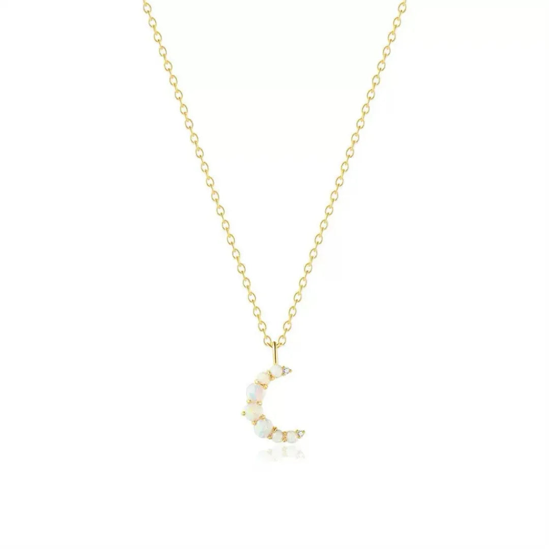 Collier "Lune Douce" en argent doré or 18K, orné d'opales blanches serties en forme de croissant de lune.