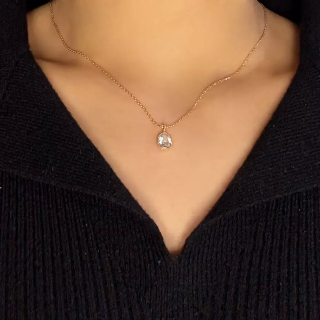 Collier "Éclat Marin" en argent 925 doré à l'or 14K avec une topaze bleue en forme de goutte.