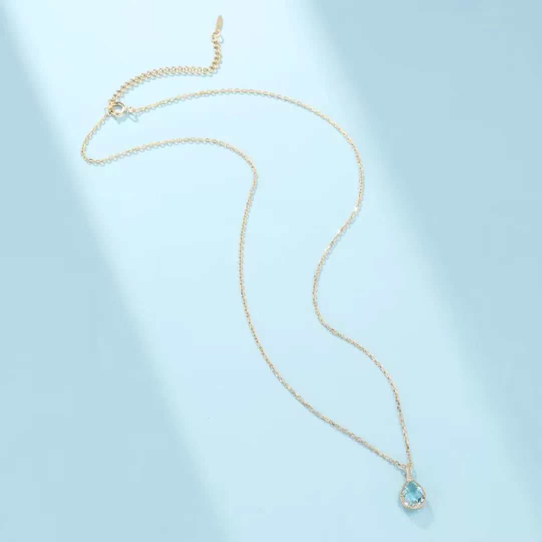 Collier Topaze "Éclat Marin" en argent 925 doré à l'or 14K avec une pierre bleue en forme de goutte.
