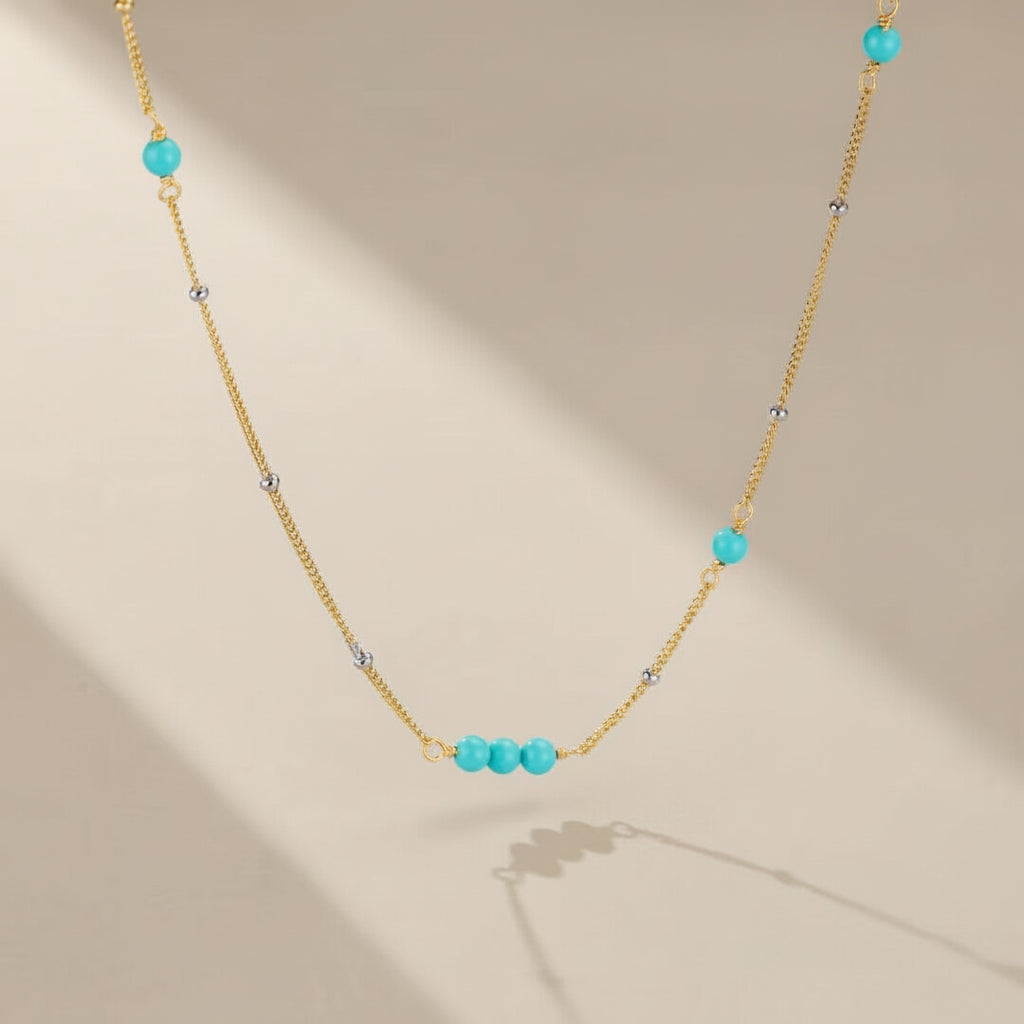 Collier fin en argent doré or, orné de petites perles turquoise et de billes argentées, le modèle "Dunes de Charme".