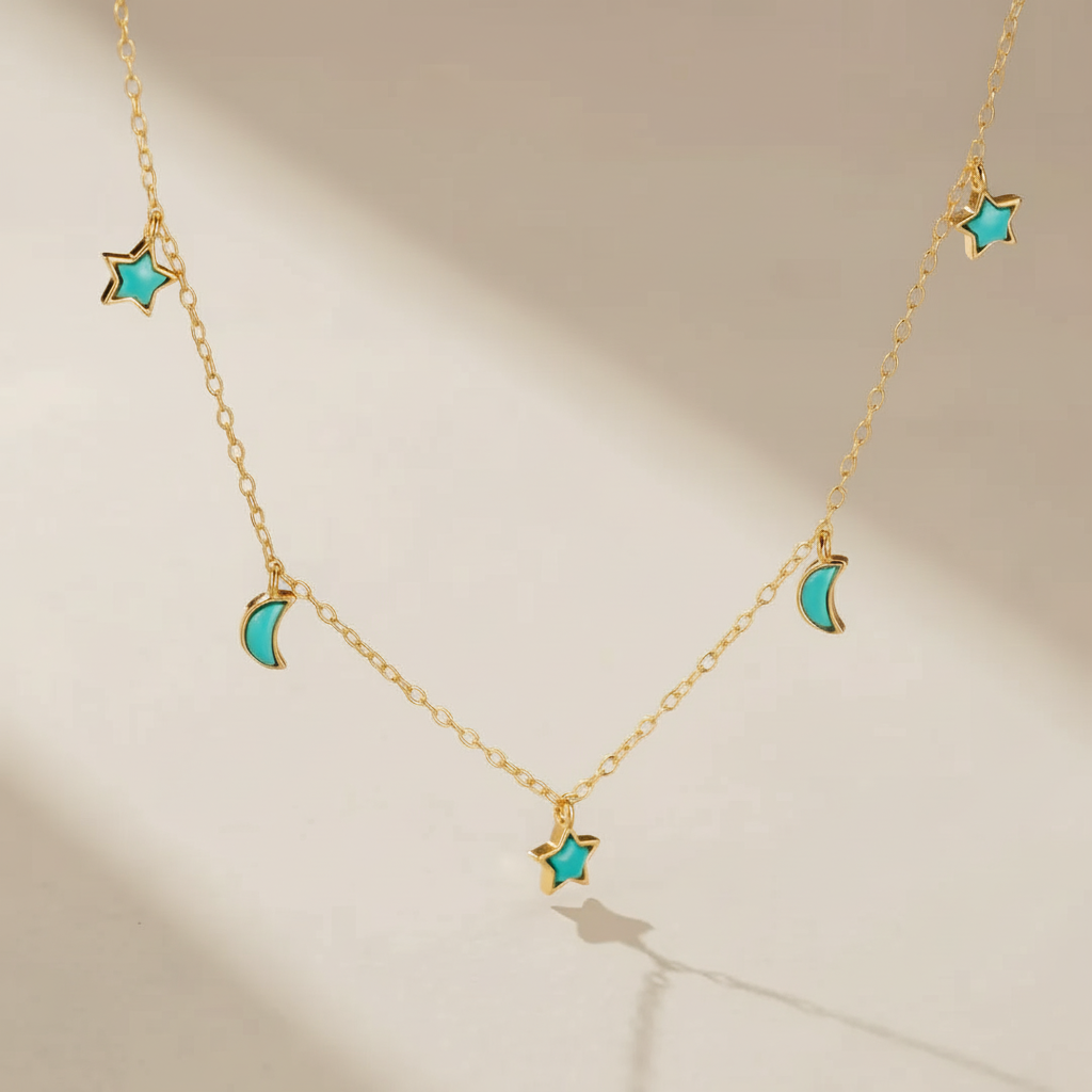 Collier en argent doré or avec pendentifs étoiles et lunes en turquoise, collection "Équilibre Céleste".