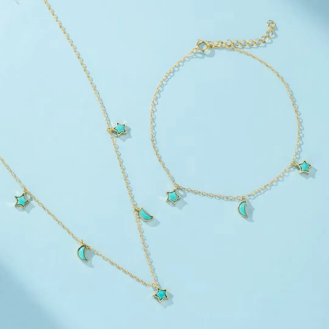 Collier "Équilibre Céleste" en argent doré à l'or, orné de turquoise en forme d'étoiles et de lunes.