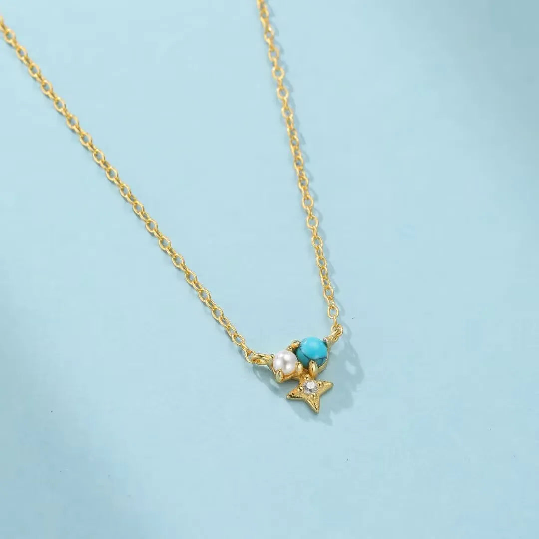 Collier "Sagesse Stellaire" en argent doré or, orné d'une perle blanche, d'une turquoise bleue et d'une étoile sertie d'un zirconium.