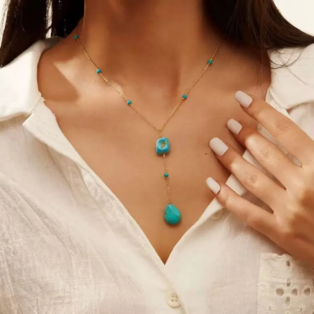 Collier ras du cou "Voyage Céleste" en argent avec pendentif en turquoise en forme de goutte et de cube, rehaussé de petites perles turquoise.
