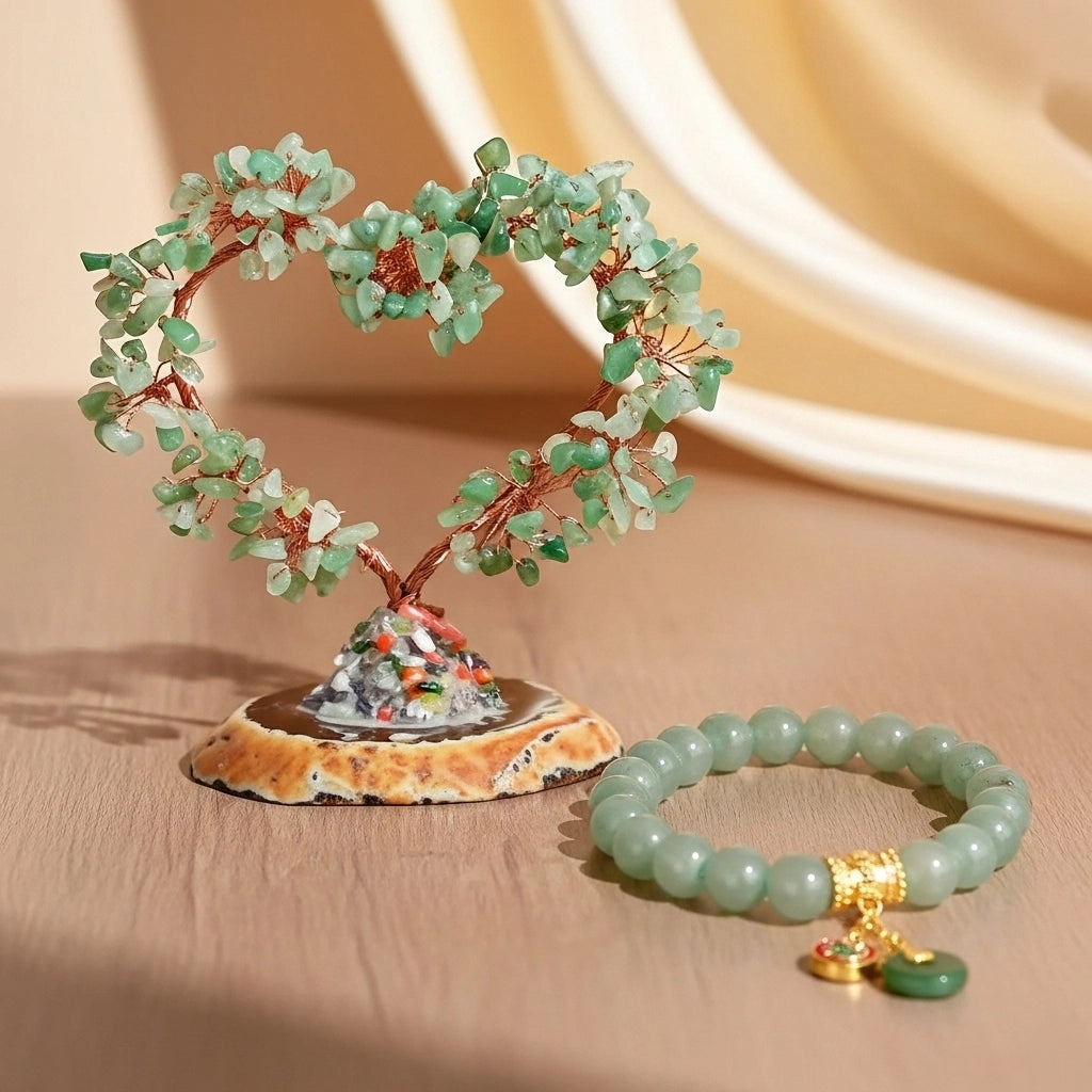 Un coffret cadeau "Confiance" présentant un arbre de vie en forme de cœur avec des feuilles d'aventurine verte et un bracelet assorti, posés sur un socle décoratif.