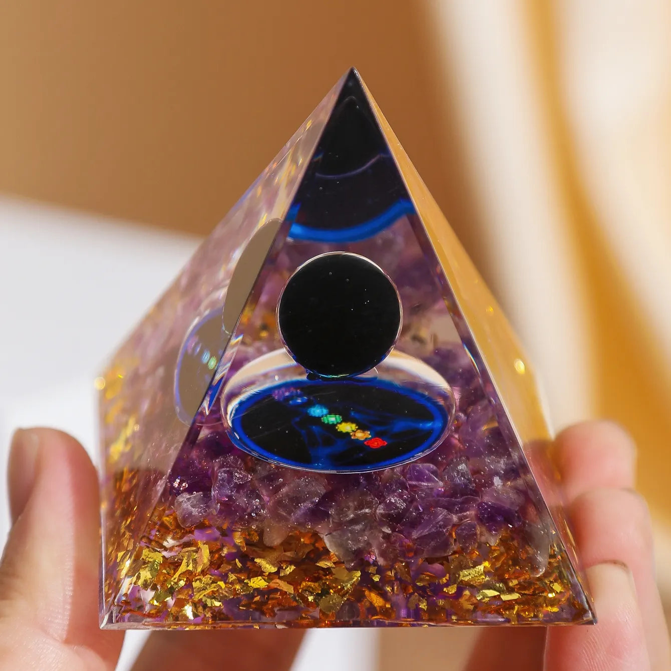 Harmonie et Sagesse - Pyramide Orgonite 7 Chakras en Améthyste et Obsidienne