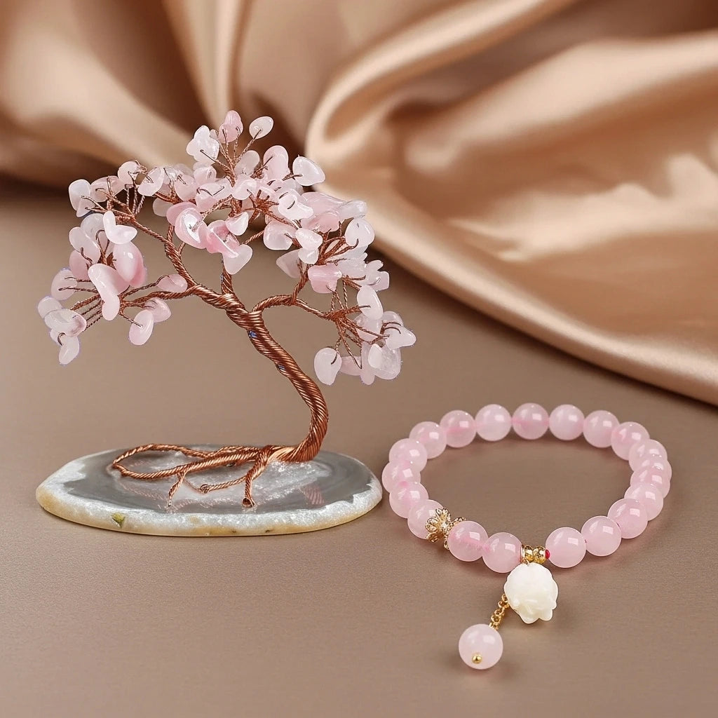 Coffret cadeau "Amour" composé d'un arbre de vie miniature aux feuilles en quartz rose et d'un bracelet assorti orné d'une petite fleur blanche.