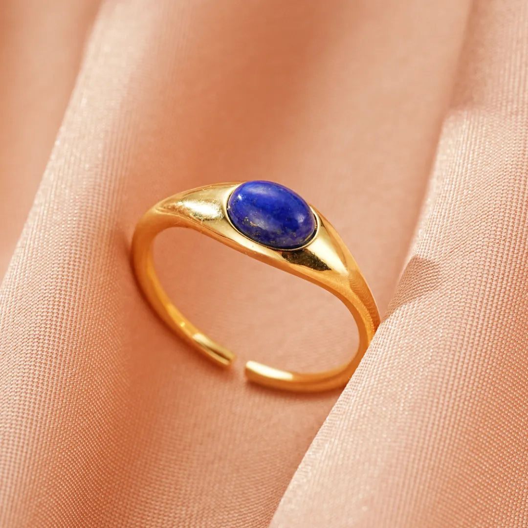 Bague en argent plaqué or sertie d'une pierre de lapis-lazuli ovale, modèle "Astre des Mystères".