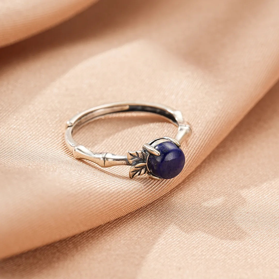 Bague en argent avec un Lapis Lazuli bleu profond, design inspiré de la nature avec des motifs de bambou et de feuilles.