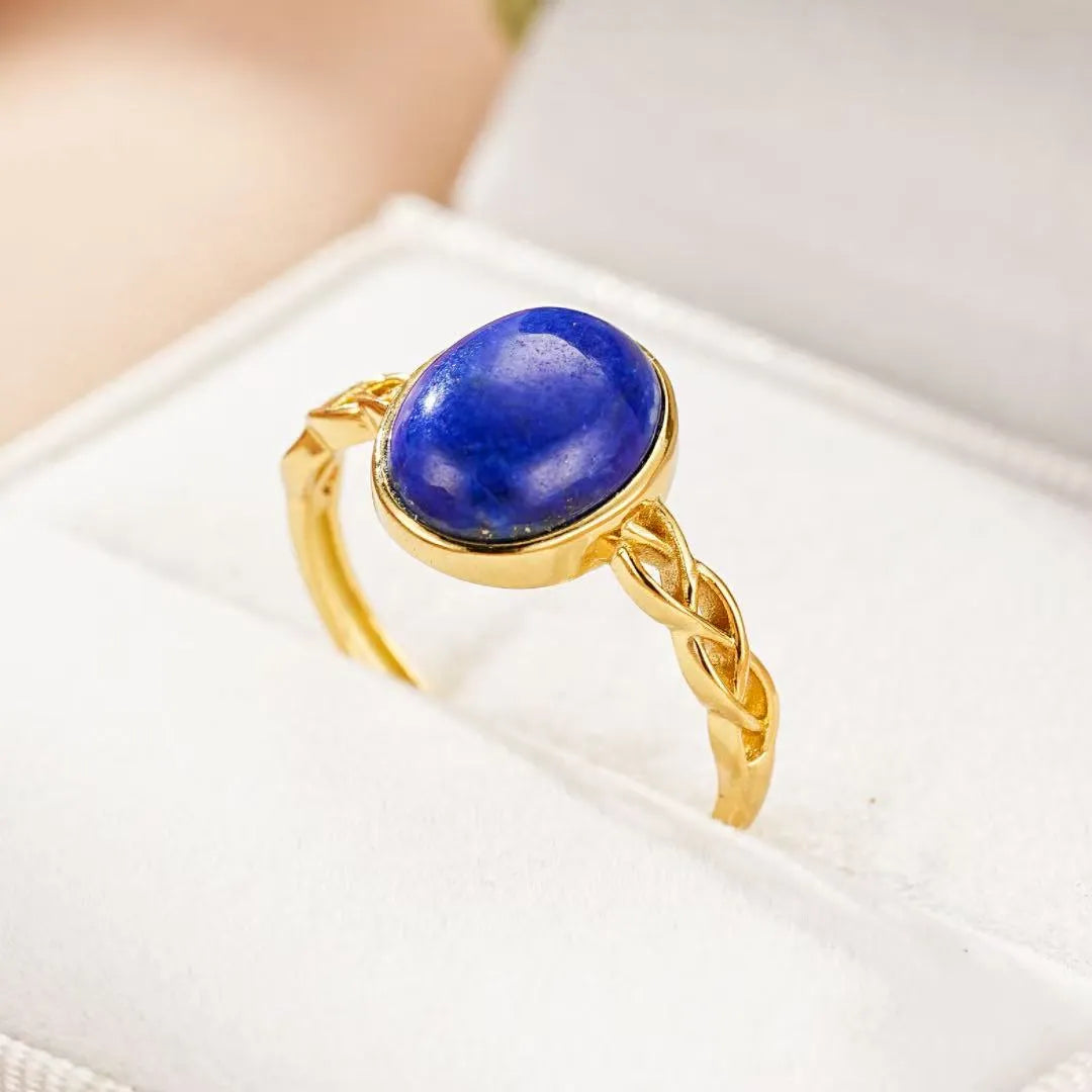 Bague en argent doré or 18 carats avec un cabochon ovale de lapis-lazuli bleu profond, serti sur un anneau tressé.