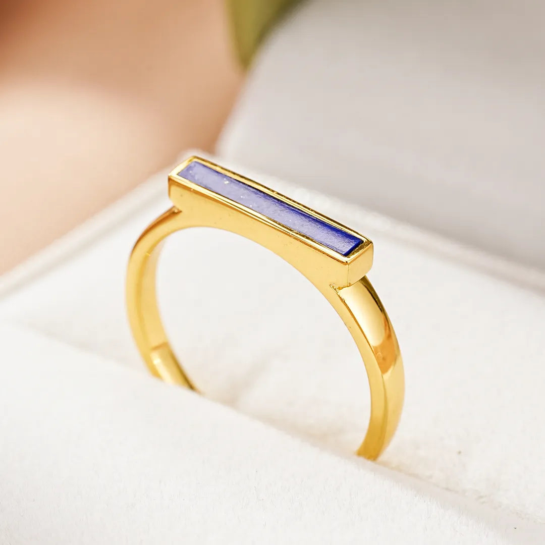 Bague en argent doré avec une barre rectangulaire de lapis-lazuli bleu incrustée sur le dessus.