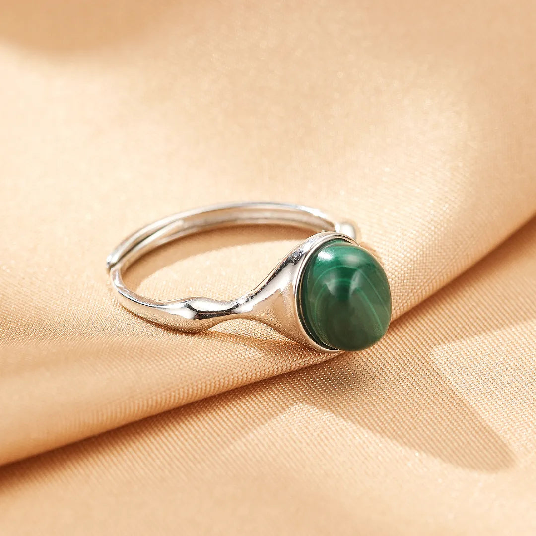 Bague ajustable en argent 925 avec une pierre de malachite verte naturelle centrale, montrant les motifs uniques de la pierre.
