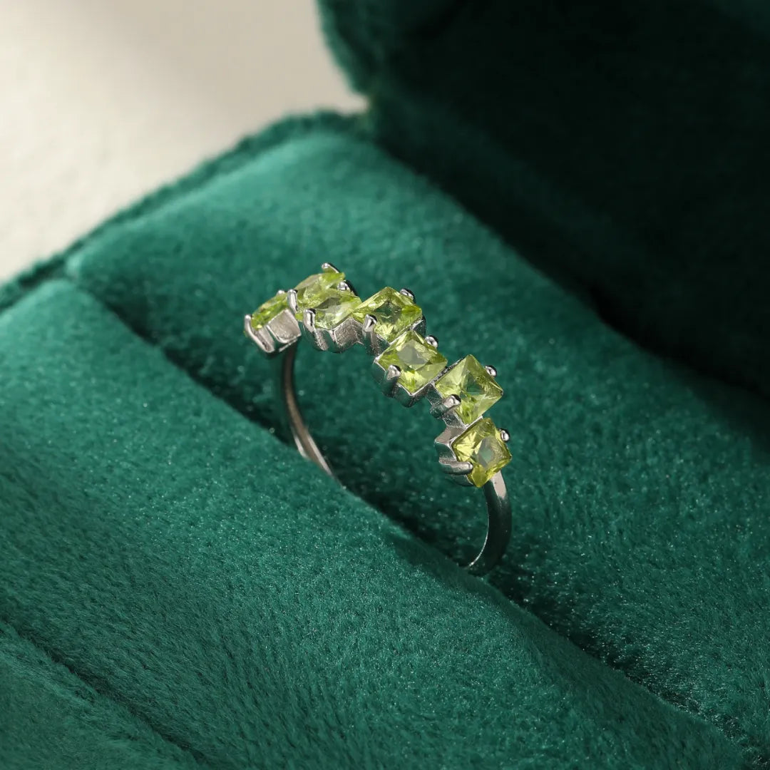 Peridot Ring "Elegant Green" Silver