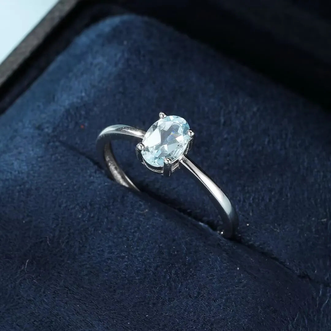 Bague en argent 925 avec une topaze ovale bleu clair "Élégance Pure".