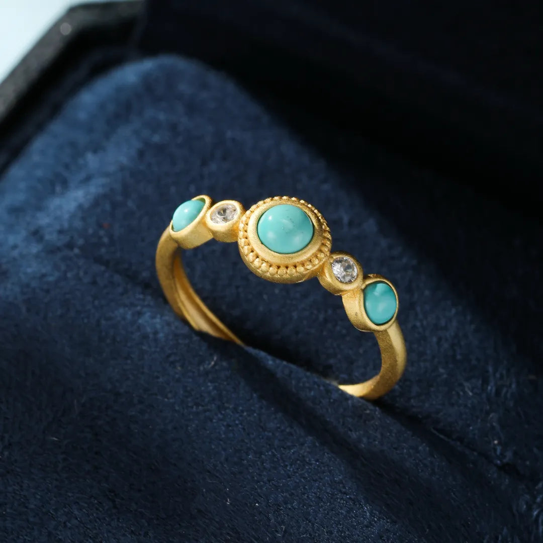 Bague en argent plaqué or ornée de turquoise et de petits zirconiums blancs, motif "Beauté Désertique"