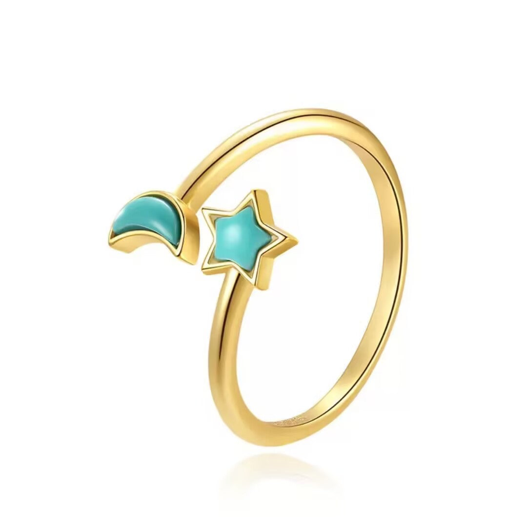 Bague ouverte en argent doré sertie d'une turquoise en forme d'étoile et d'un croissant de lune.