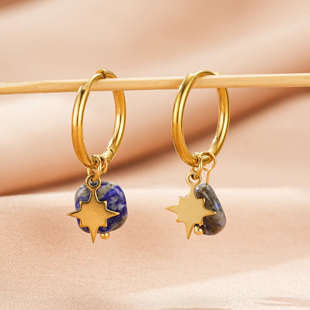 Paire de boucles d'oreilles créoles dorées ornées d'une pierre bleue (amazonite ou lapis lazuli) et d'un pendentif étoile dorée