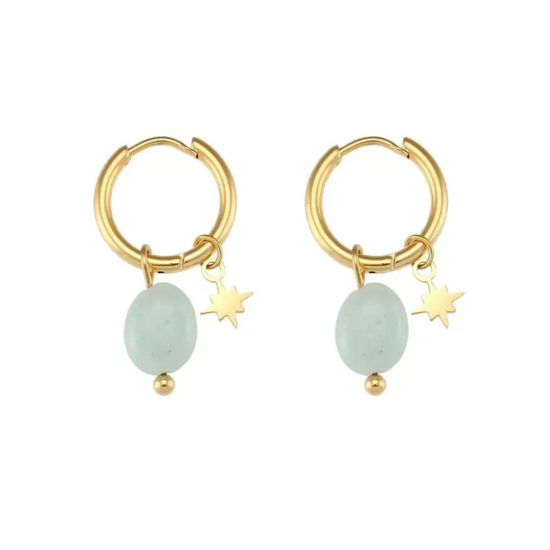 Paire de boucles d'oreilles créoles dorées ornées de petites étoiles et de pierres naturelles bleues claires, style "Petite Étoile".