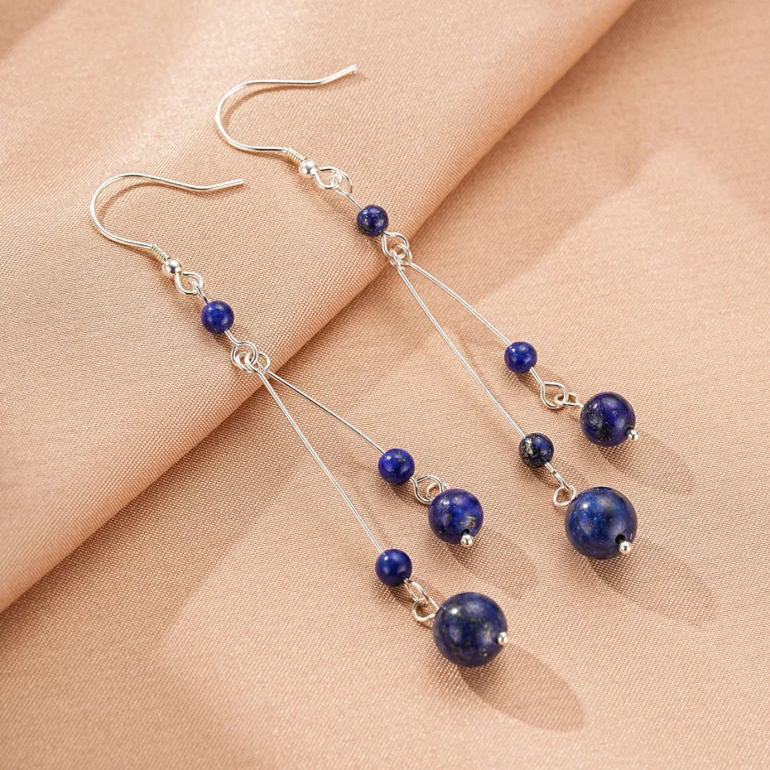 Boucles d'oreilles pendantes en argent ornées de perles rondes et de petites perles de lapis-lazuli bleu profond, style "Harmonie Cosmique".