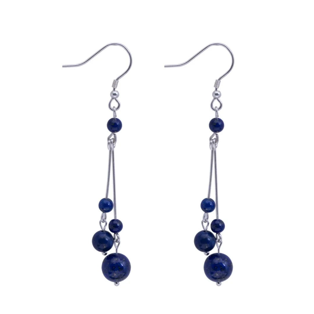 Boucles d'oreilles pendantes en argent avec des perles rondes de lapis-lazuli de différentes tailles.