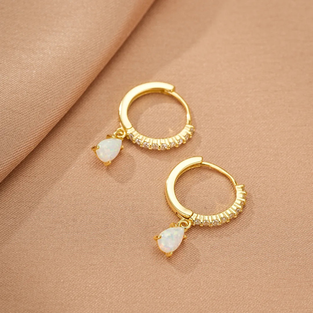 Boucles d'oreilles créoles plaquées or avec opale en forme de goutte et zircons