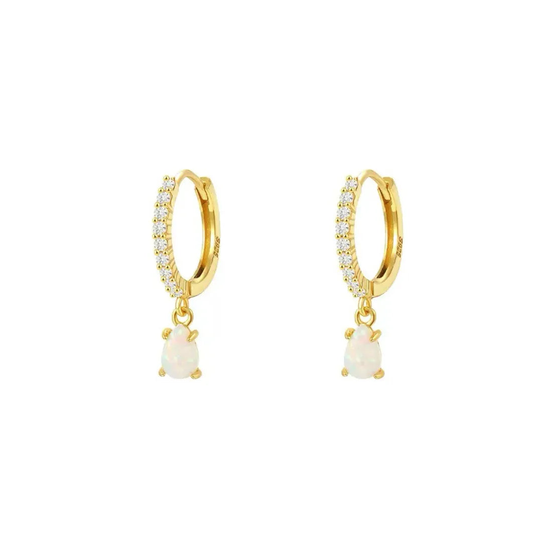 Paire de boucles d'oreilles créoles en argent 925 doré à l'or fin, ornées d'une rangée de zirconiums blancs et d'une pampille opale en forme de goutte d'eau.