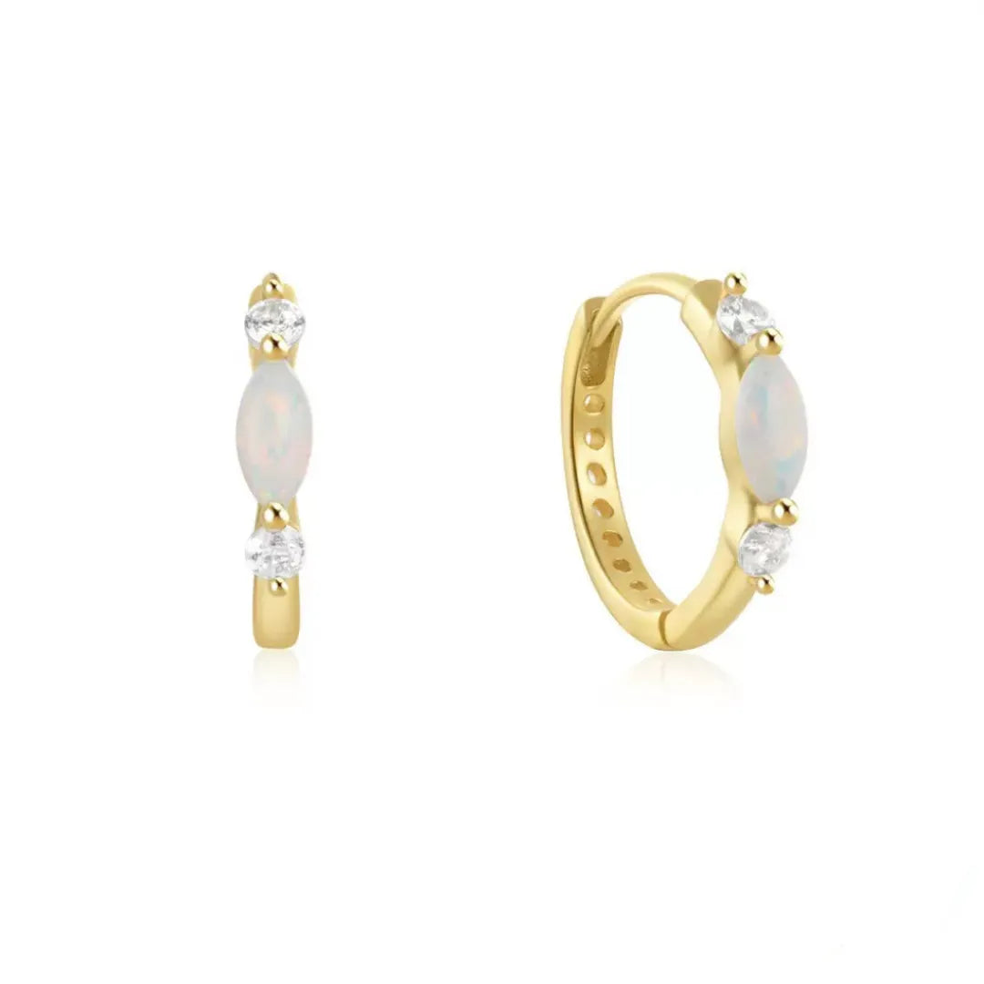 Boucles d'oreilles créoles en argent plaqué or ornées d'une opale centrale ovale et de deux zircons cubiques blancs de chaque côté.