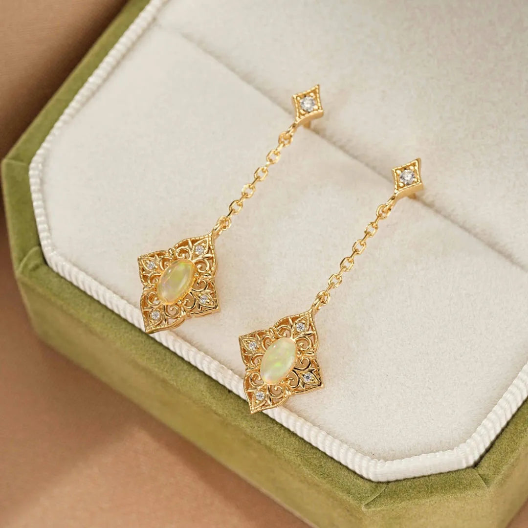 Boucles d'oreilles pendantes en argent doré or 10K ornées d'opales ovales et de petits diamants, dans un style vintage.