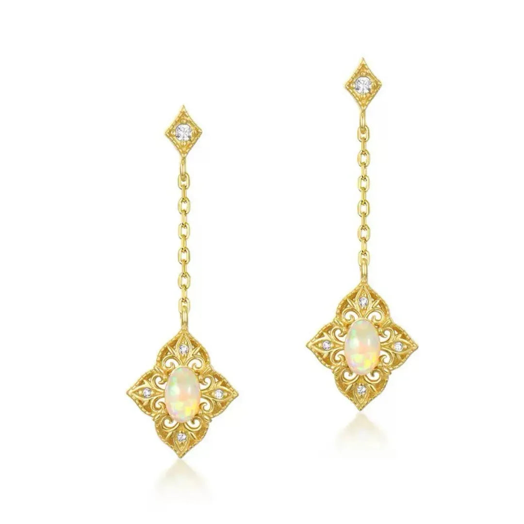 Boucles d'oreilles pendantes en or jaune 10K avec opales et diamants incrustés dans un design filigrane antique.