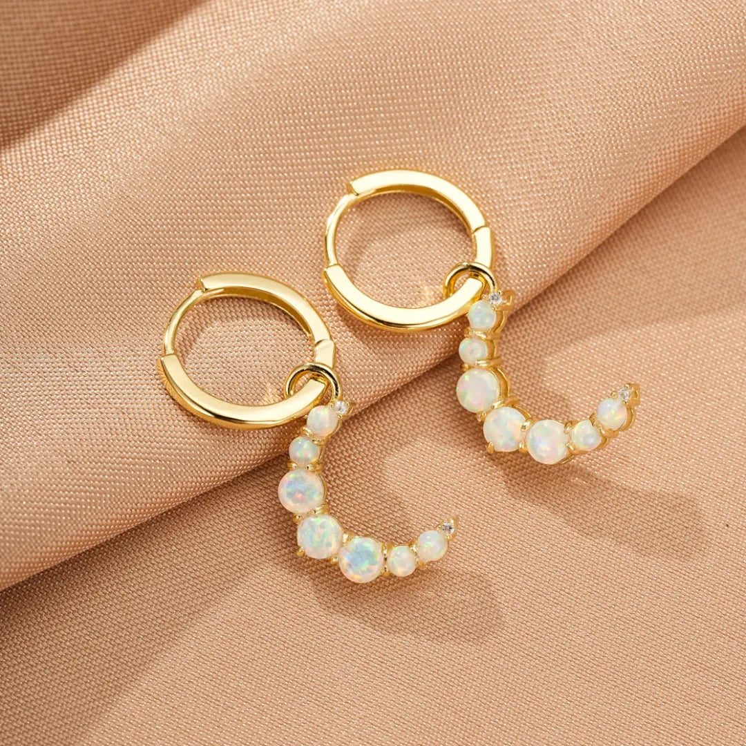 Boucles d'oreilles en argent doré 18 carats ornées d'opales et de diamants, formant un croissant de lune.