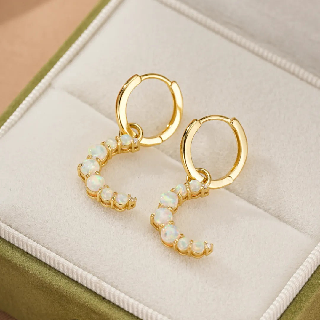 Boucles d'oreilles créoles dorées en argent 18 carats ornées d'opales et de diamants, formant un croissant de lune.