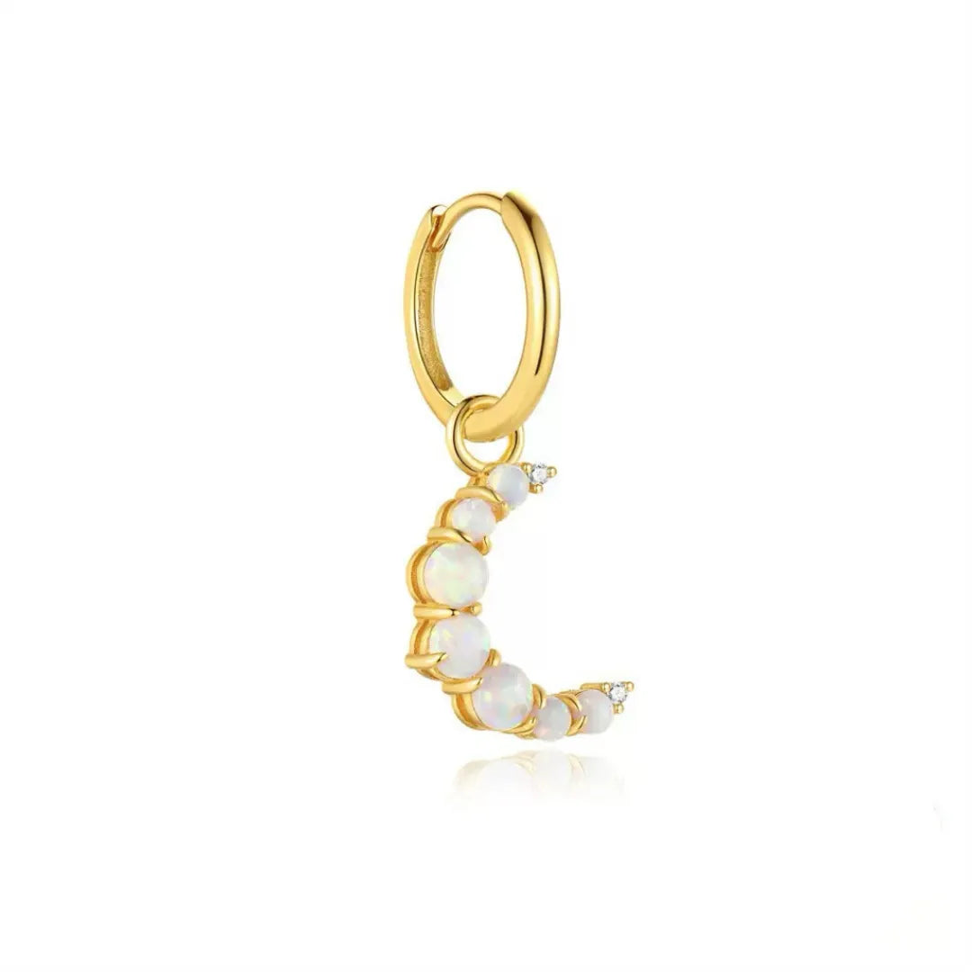 Boucle d'oreille créole plaquée or 18 carats ornée d'une lune sertie d'opales blanches et de petits diamants.