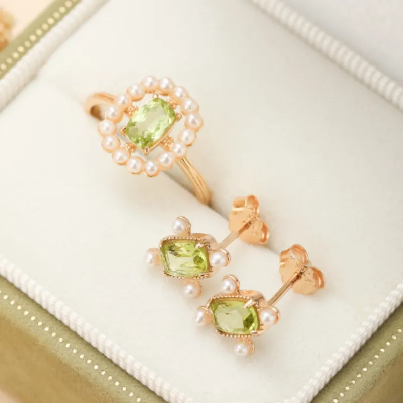 Peridot and Pearl Ring "Radiant Allure" Gold-Plated Silver