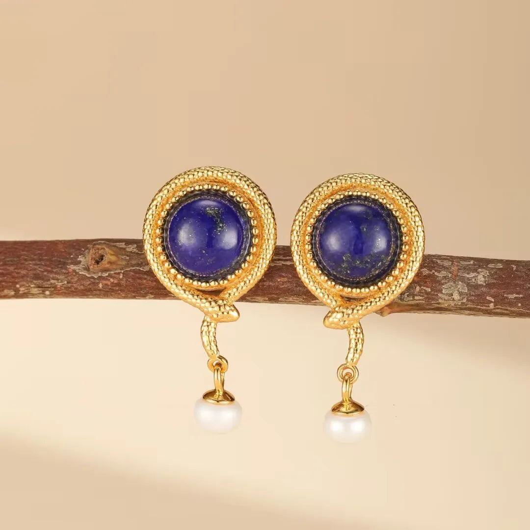 Boucles d'oreilles serpent en argent doré ornées de lapis-lazuli et de perles, collection Sagesse Pure.