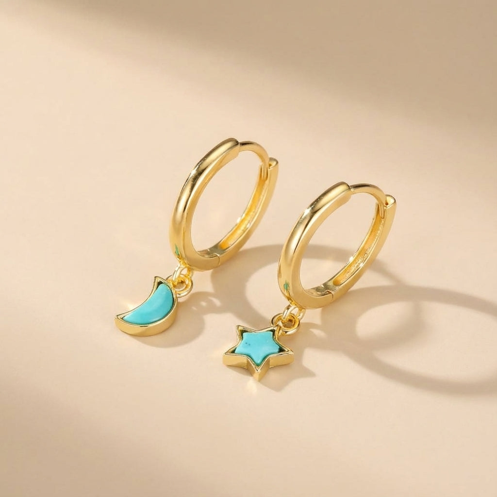 Boucles d'oreilles créoles plaquées or avec breloques en forme de lune et d'étoile serties de turquoise