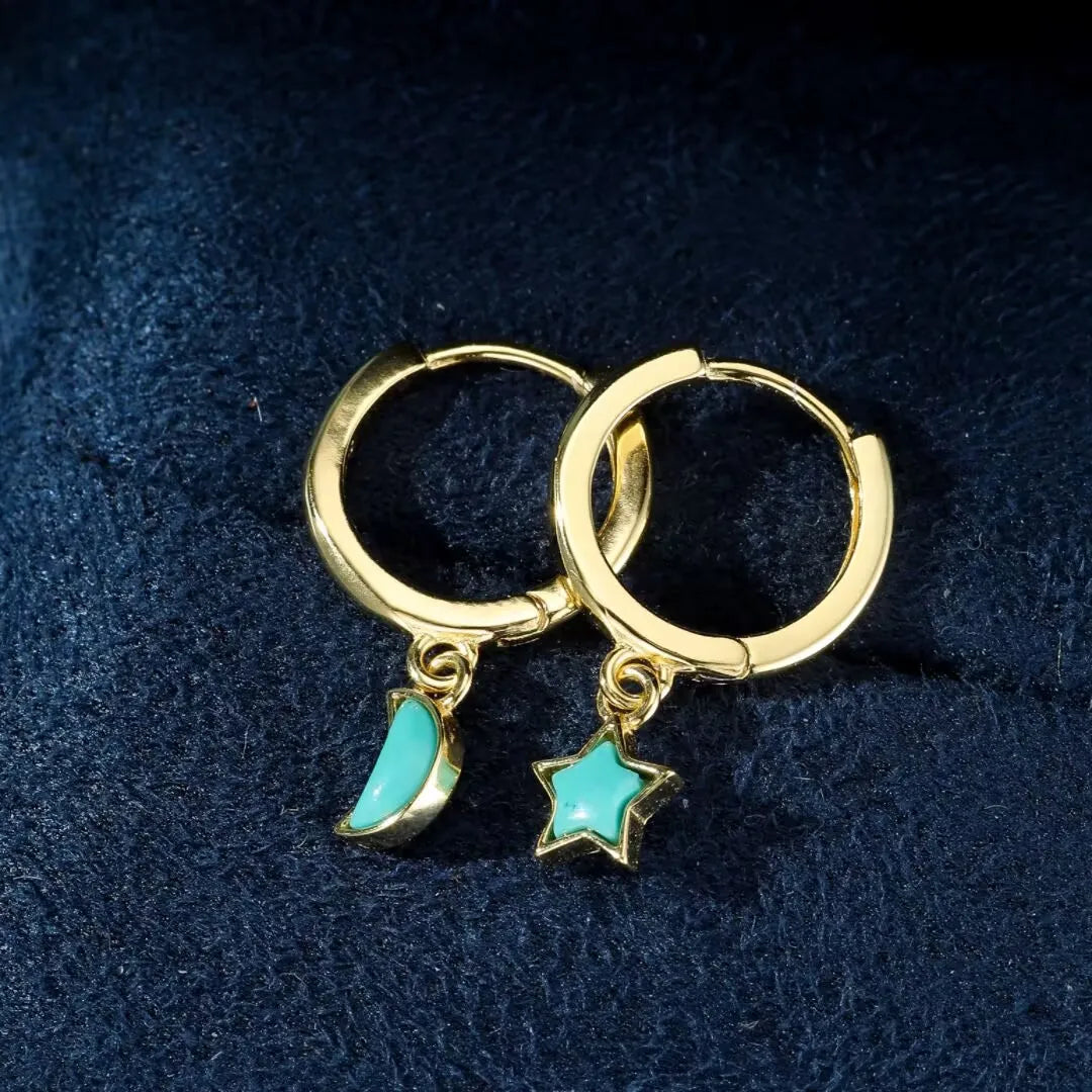 Boucles d'oreilles créoles en argent doré ornées de turquoise, avec un pendentif croissant de lune et un pendentif étoile.