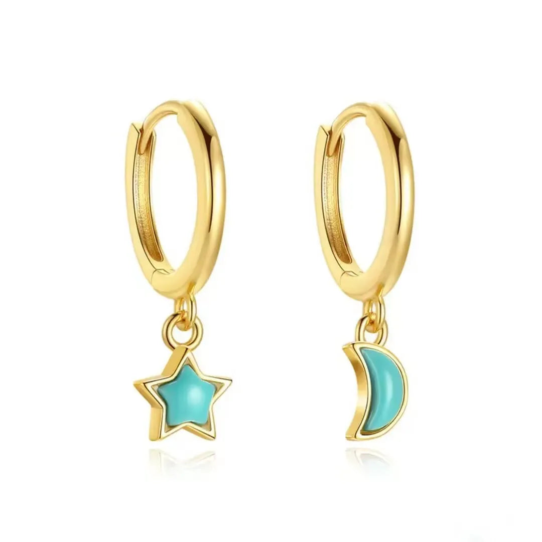 Paire de boucles d'oreilles créoles en argent doré ornées de pendentifs en forme d'étoile et de croissant de lune sertis de turquoise.