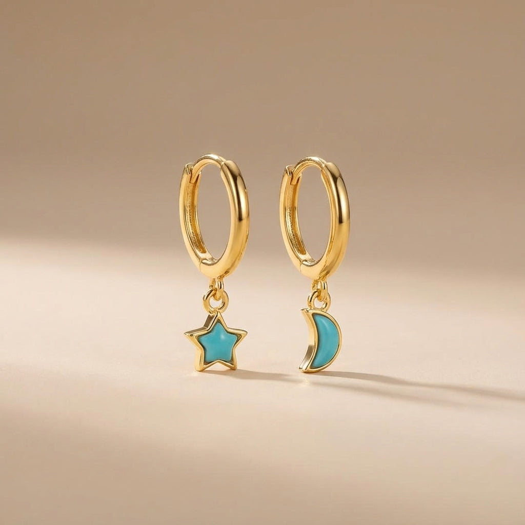 Boucles d'oreilles créoles en argent doré ornées d'une étoile et d'un croissant de lune sertis de turquoise bleue, style céleste.