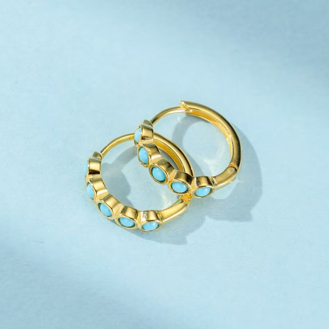 Boucles d’oreilles créoles en argent doré serties de pierres turquoise bleues, style "Magie Bleue".