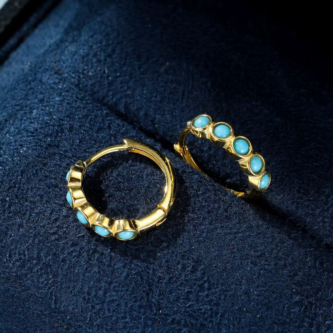 Boucles d'oreilles créoles en argent doré ornées de turquoise "Magie Bleue".