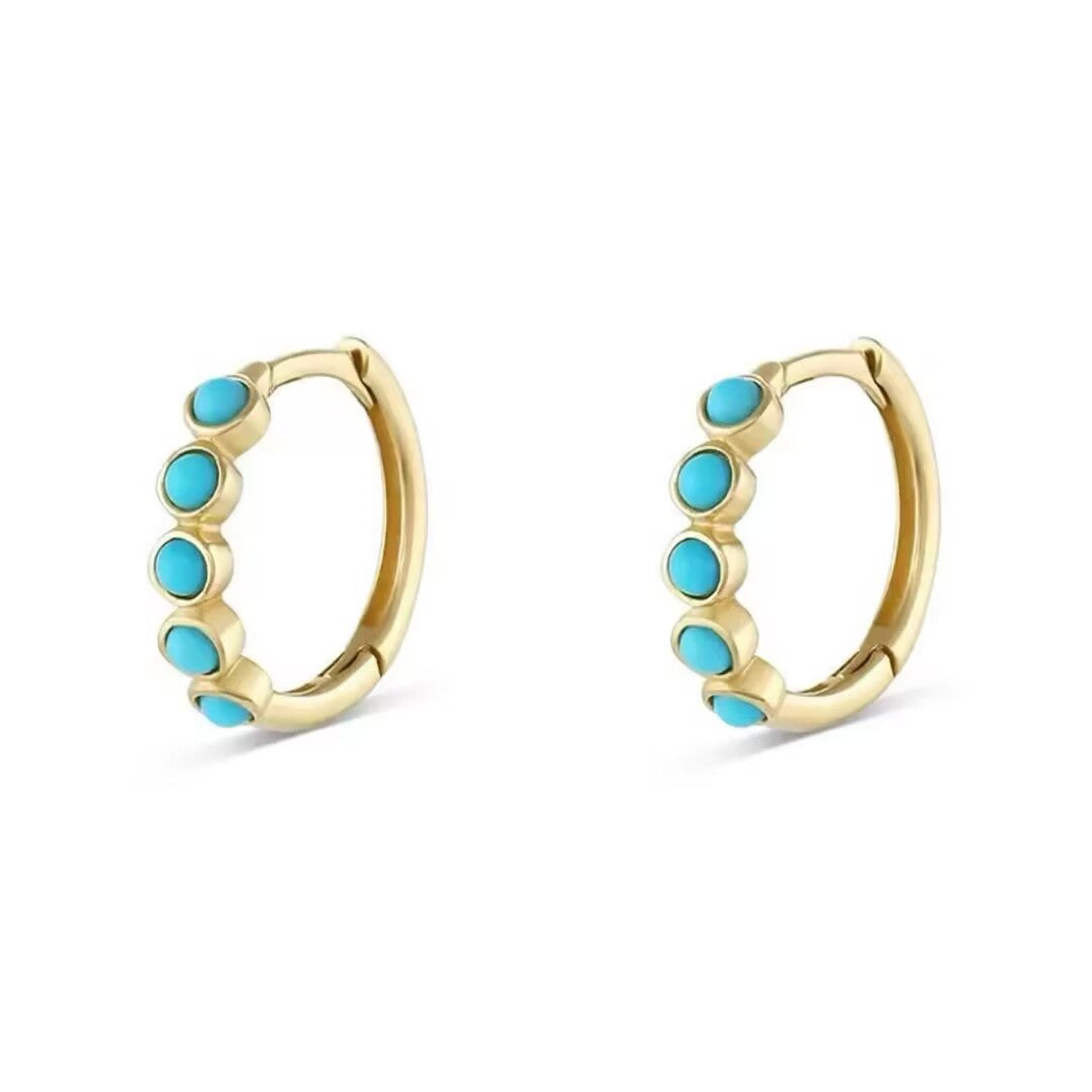 Paire de boucles d'oreilles créoles en argent doré ornées de cinq turquoises rondes disposées en arche, style "Magie Bleue".