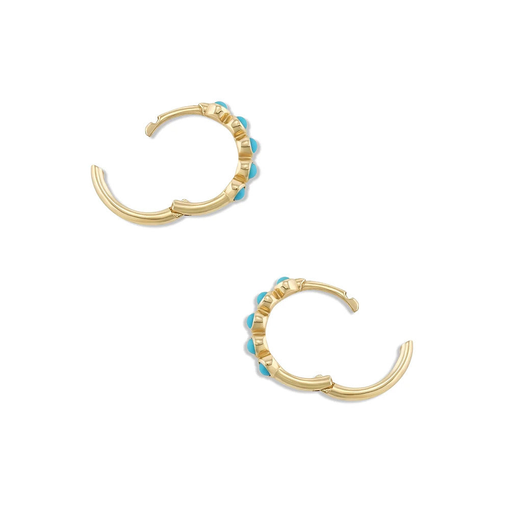 Boucles d’oreilles créoles en argent doré or serties de petites pierres de turquoise bleues, fermoir à charnière.