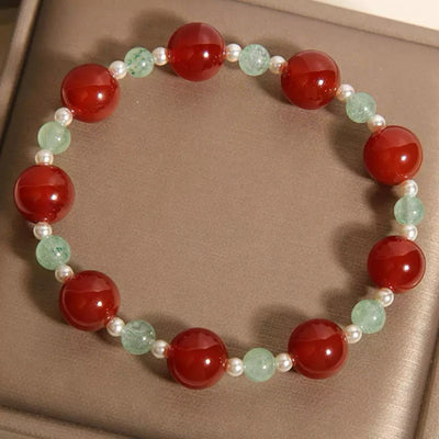 Bracelet "Fraîcheur Colorée" en agate rouge et quartz fraise vert, orné de perles blanches.