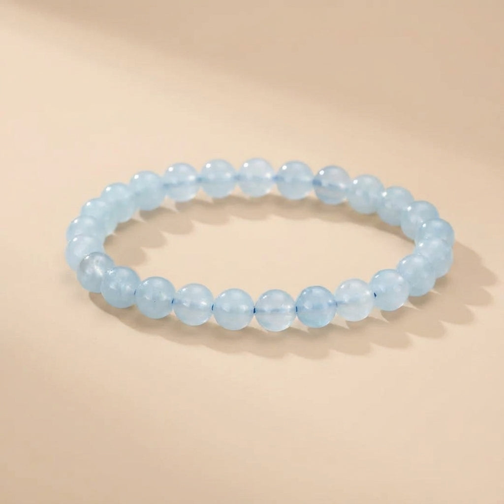 Bracelet "Brise Marine" en aigue-marine naturelle, composé de perles bleues claires polies et enfilées sur un fil élastique.